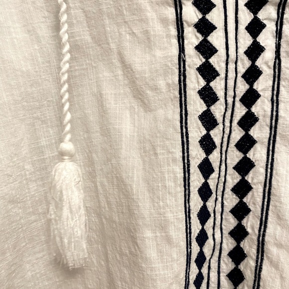 🚺 GAP White Boho Top with Navy Embroidery - Picture 6 of 6